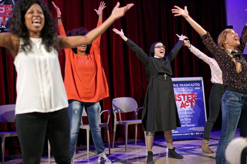 Suor Cristina esordisce a teatro nel musical Sister Act (2015)