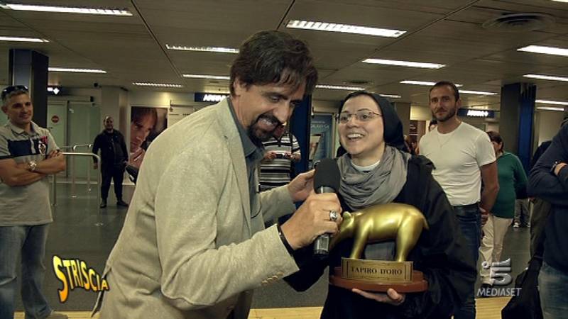 Suor Cristina riceve il primo Tapiro d'Oro da Striscia la notizia