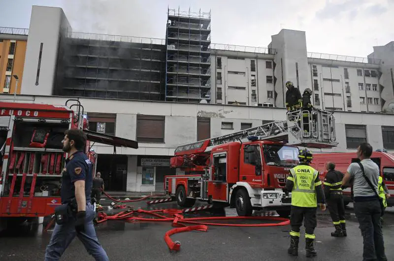 Roma, brucia palazzo: un morto e 17 feriti. Le fiamme da un macchinario del cantiere