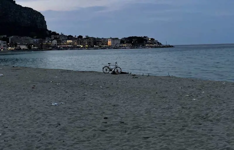 Tra immondizia e vetri, la spiaggia di Mondello è diventata una discarica a cielo aperto