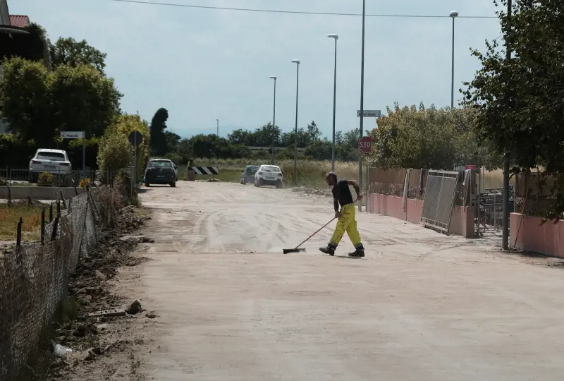 "Ancora isolati per l'alluvione. Fateci almeno riparare la strada"