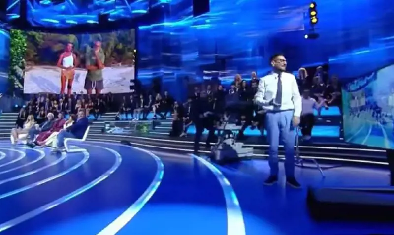"Bacchettato anche dal regista". Cosa è successo a Enrico Papi in studio all'Isola