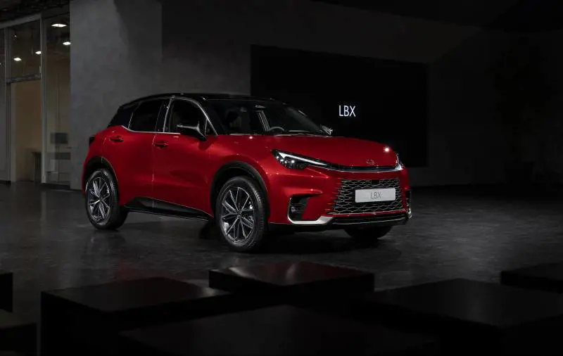 Nuova Lexus LBX, debutta il crossover ibrido che mancava 