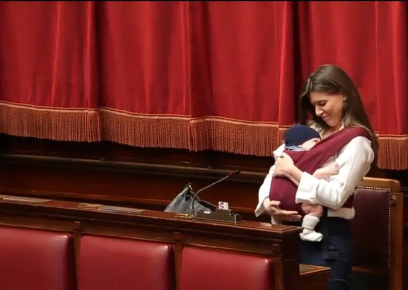 Gilda Sportiello (M5S) con in braccio il figlio Federico