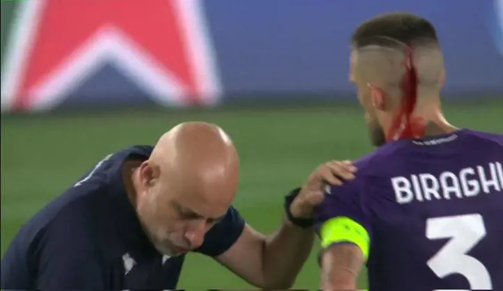 Oggetti dagli spalti e un giocatore ferito: cos'è successo durante Fiorentina-West Ham
