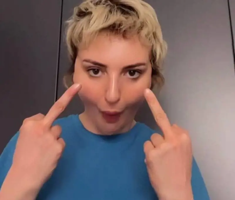 "Uscita del c...", "Non sono schiava". Arisa fa il dito medio a Paola Iezzi