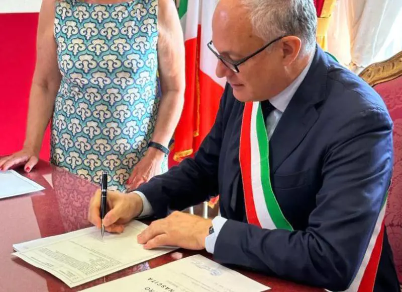 "Figli di due mamme". Gualtieri va allo scontro col governo