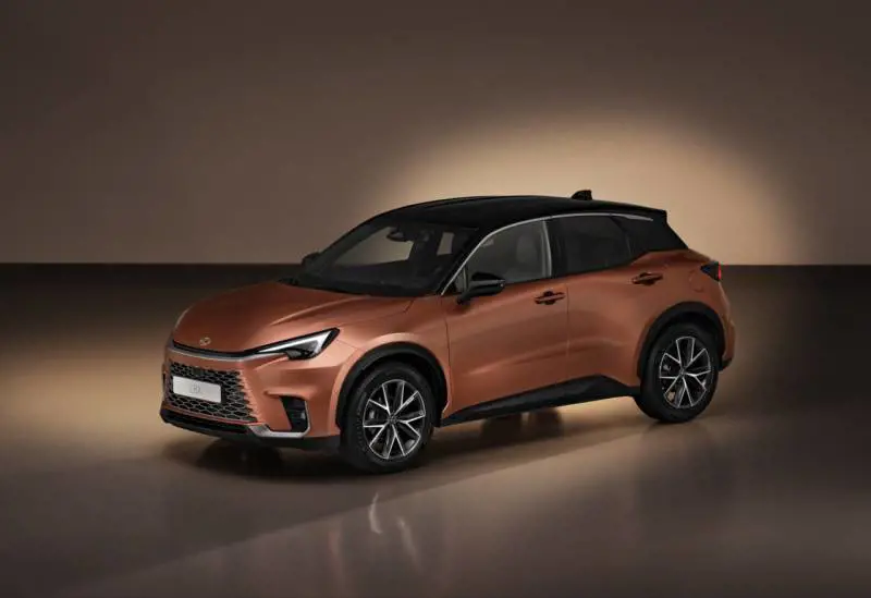 Il nuovo Lexus LBX ibrido riapre la partita dei B-SUV premium