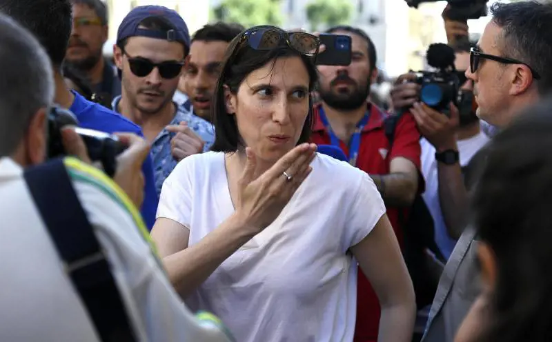 “Meglio essere al Pride che da Vespa”. Schlein attacca Conte
