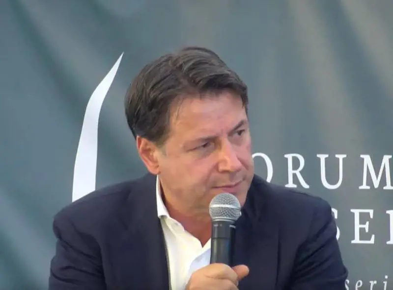 "Mi dà del putiniano?". Conte litiga con Vespa e chiama la claque