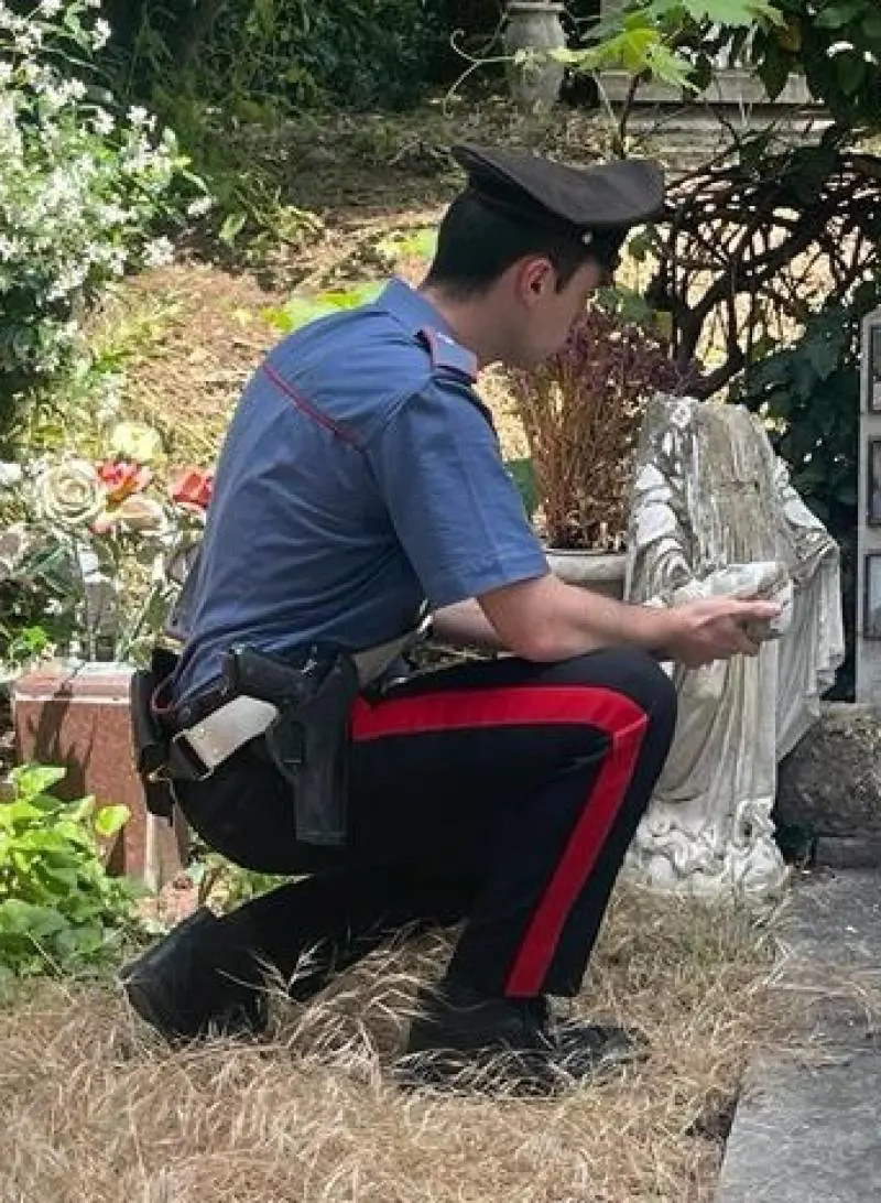 "Simboli contrari a mia fede": e l'islamico danneggia il cimitero a Roma