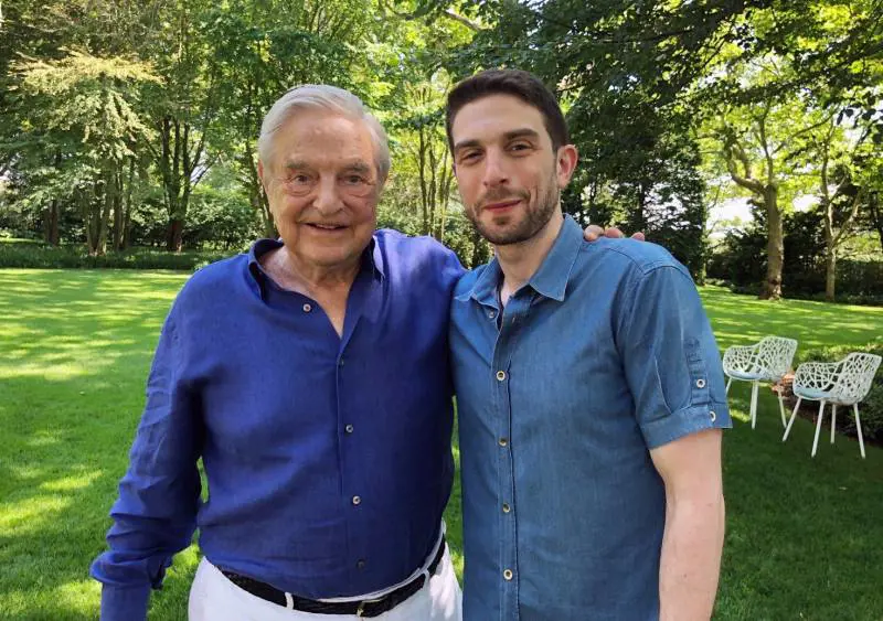Soros cede l'impero al figlio Alexander. L'erede: "Sono più politico di mio padre"