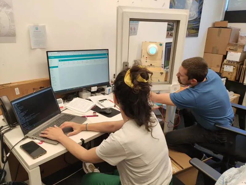 Tecnici di Fybra verificano prestazioni e parametri del prodotto