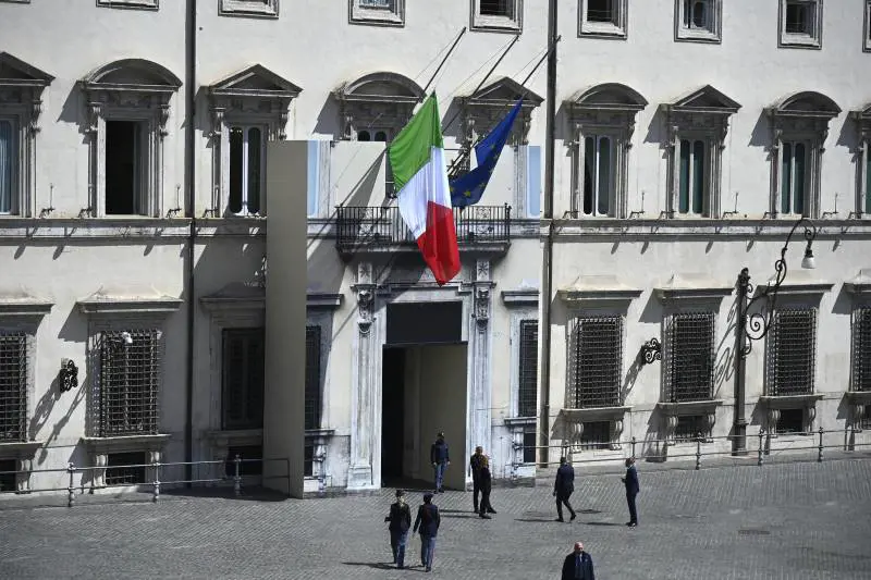 Dalle bandiere al feretro: cos'è il lutto nazionale e come funziona