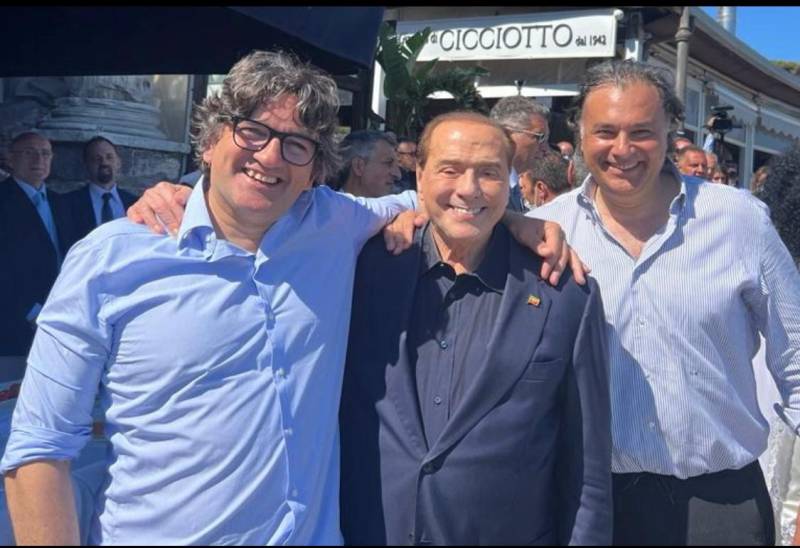 Silvio Berlusconi con i titolari del ristorante "Cicciotto"