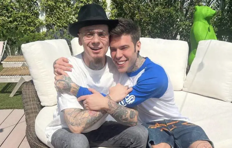 "Su le mani...". La risposta della cognata di J-Ax al video di Luis Sal