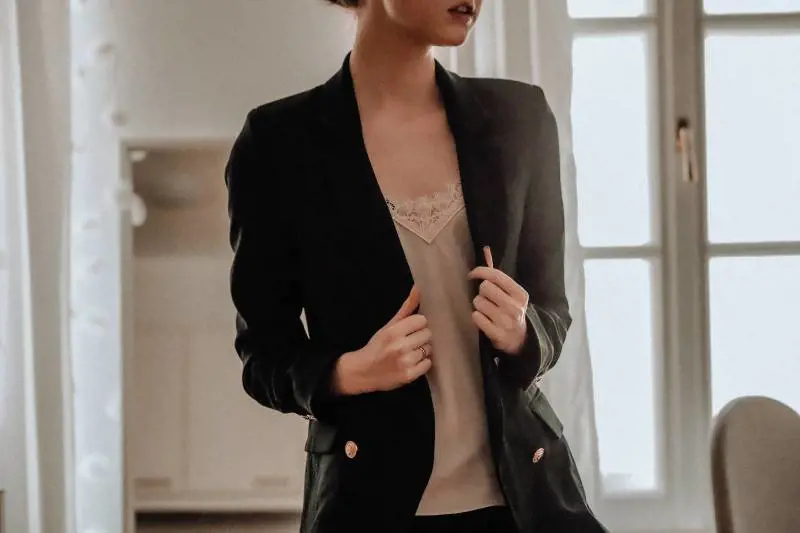 Blazer o Cardigan? Cosa indossare sopra un abito lungo d'estate