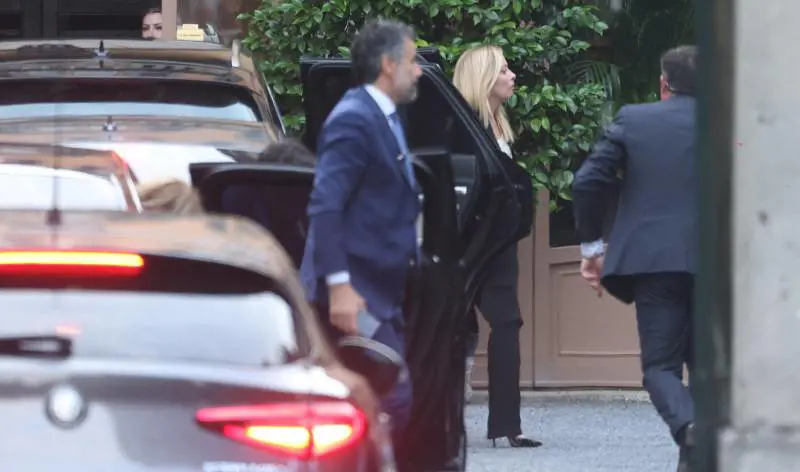 Presenti Mattarella, la premier e i leader. Alla fine pure Elly