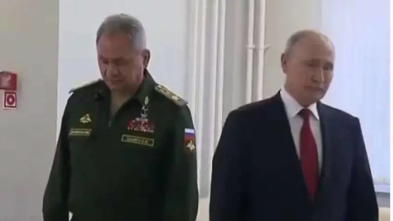 È gelo tra Putin e Shoigu. Lo Zar abbassa il tiro: "Obiettivi da ricalibrare"