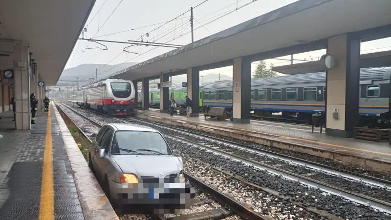 Paura a Fabriano, auto piomba in stazione e finisce sui binari