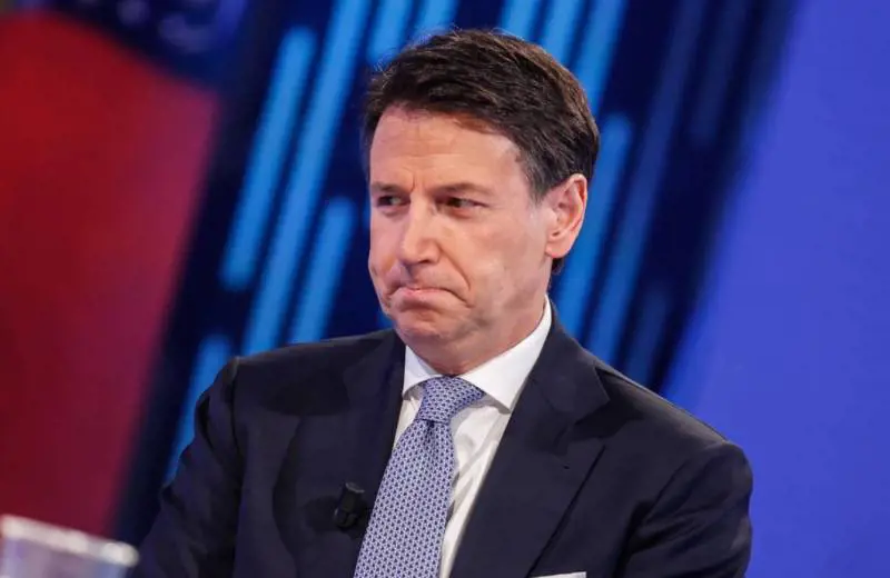 "Sciacallaggio morale". E l'ex grillino fa a pezzi Conte