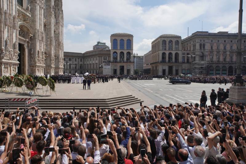 Folla all'esterno del Duomo
