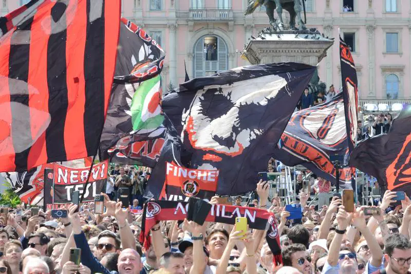 "Un presidente, c'è solo un presidente". Cori da stadio rossoneri per l'ultimo saluto al Cavaliere