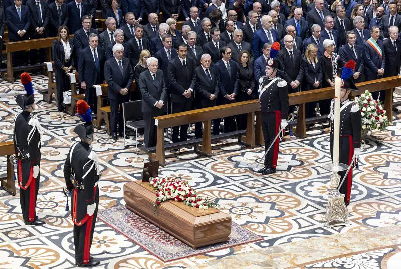 L'addio a Berlusconi tra lacrime e cori. L'Italia piange unita