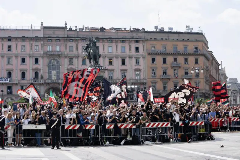 Il cielo sotto il Duomo si colora di rossonero. L'amore per il presidente che ha insegnato ai tifosi a credere nel futuro