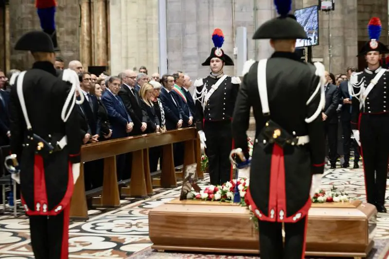 Politici e capi di Stato, calciatori, toghe e vip: l'omaggio finale al Cav