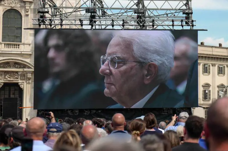 Mattarella in prima fila. "Ha garantito la stabilità"