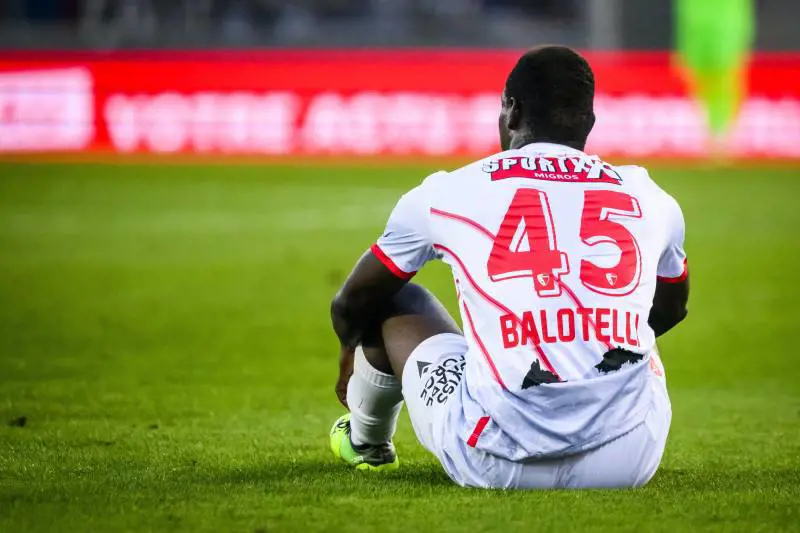Balotelli, ma che combini? Pugno in faccia (per errore) al ds del Sion