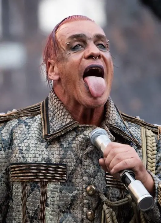 Drogata e abusata dal frontman dei Rammstein, scoppia il caso MeToo del metal