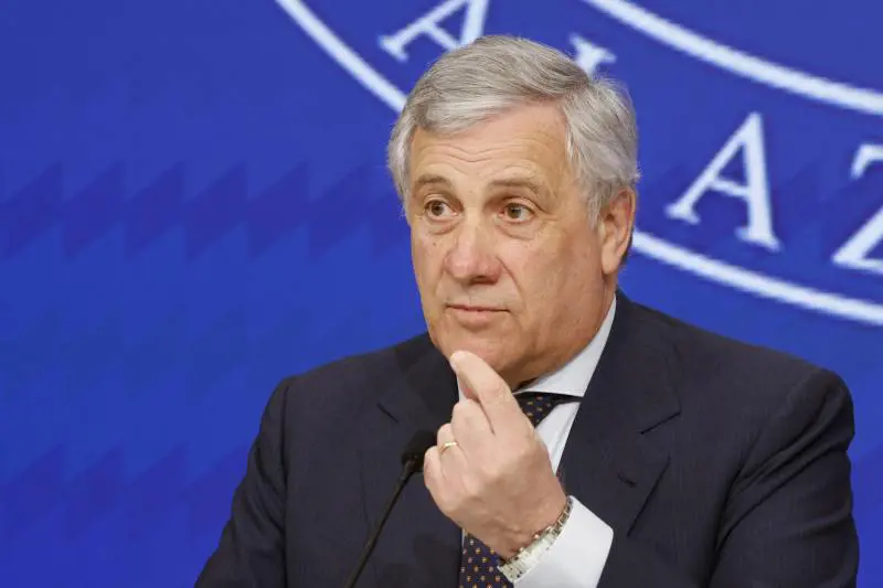"No a Le Pen e Afd", "Preferisce Pd?". Botta e risposta tra Tajani e Salvini sulle Europee