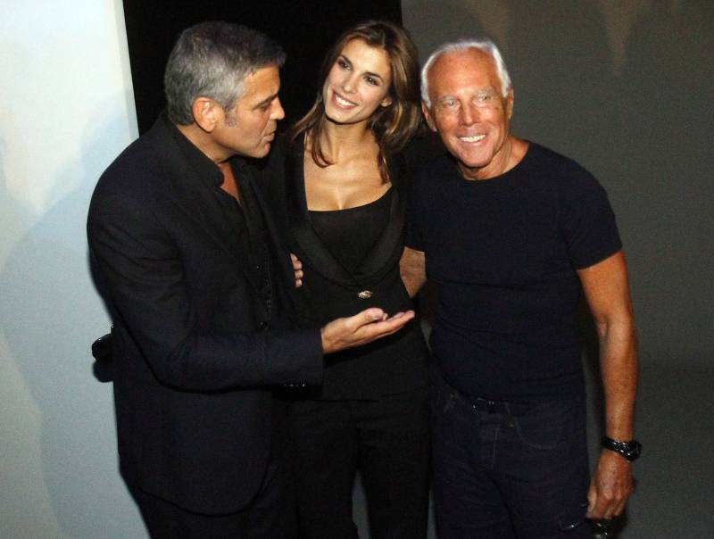 George Clooney e Elisabetta Canalis con Giorgio Armani alla sfilata dello stilista (settembre 2010)
