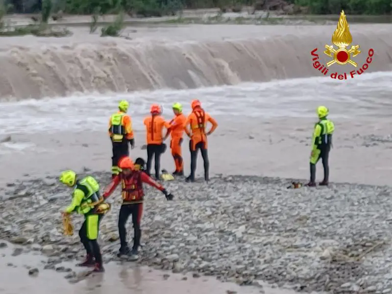 Il tuffo per un video social: disperso un 18enne nel fiume Secchia