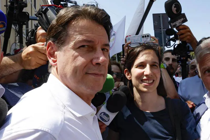 La solita piazza di Conte e Schlein: insieme solo per il rancore contro il governo