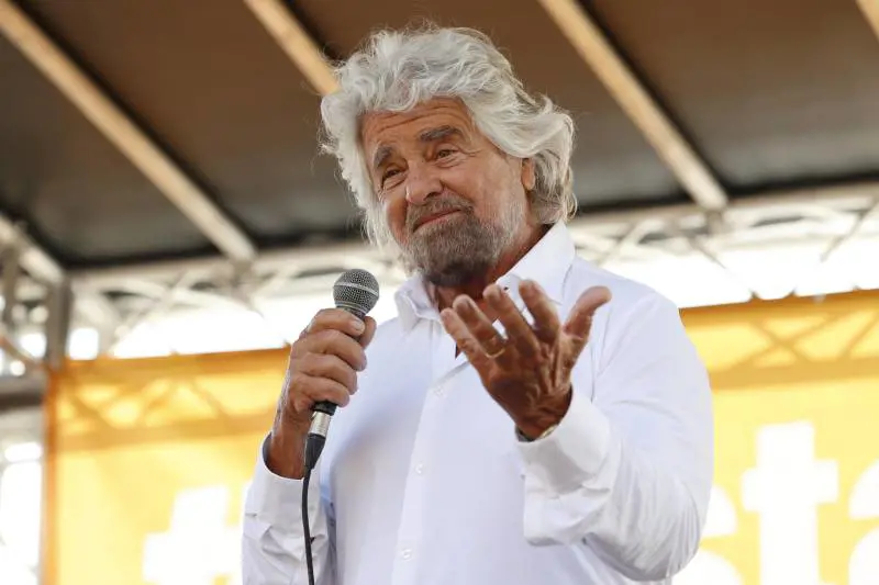 "Mettete il passamontagna e reagite". Il delirio di Grillo (che incita alla rivolta)