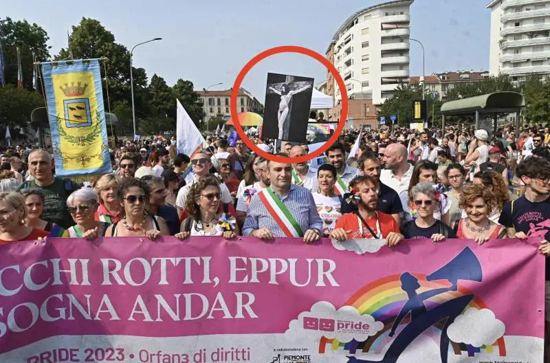 Manifesto choc per l'utero in affitto: l'ultimo sfregio del Pride al crocifisso