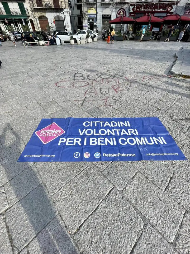 Imbrattano il pavimento davanti alla tomba di Falcone: i volontari al lavoro