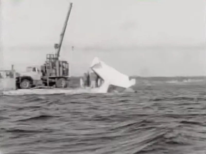 Il recupero del Beechcraft (Screen Wisconsin Historical Society via YouTube)