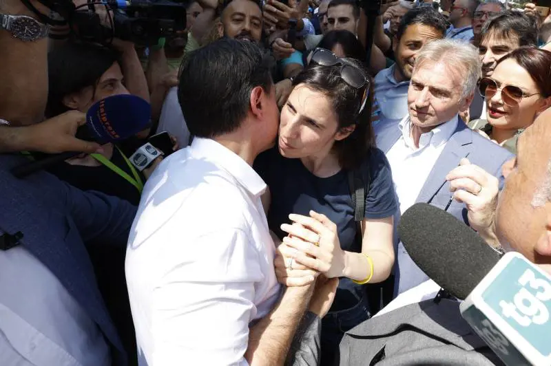 "Saluto di cortesia". L'imbarazzo Pd sull'abbraccio tra Schlein e Conte