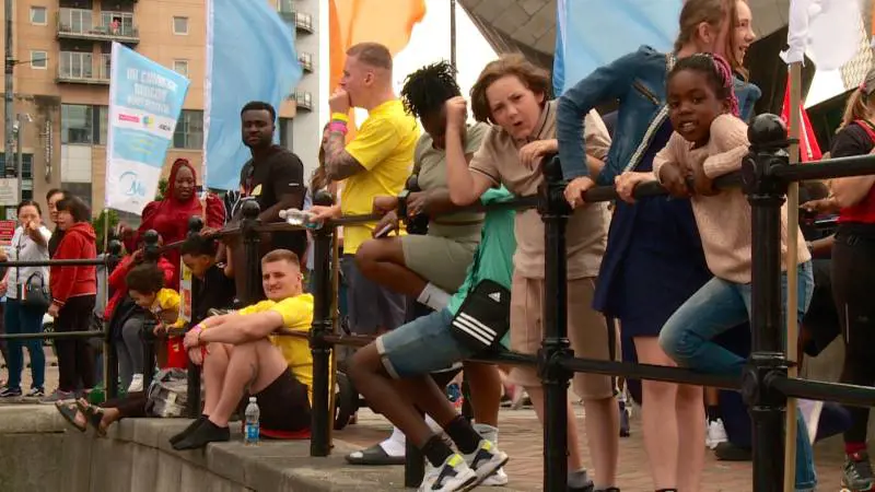 Decine di migliaia di abitanti di Salford sono accorsi ad assistere al Dragon Boat Festival. Molte persone sono arrivate anche dalle città vicine per fare il tifo per i loro amici e familiari che gareggiavano.
