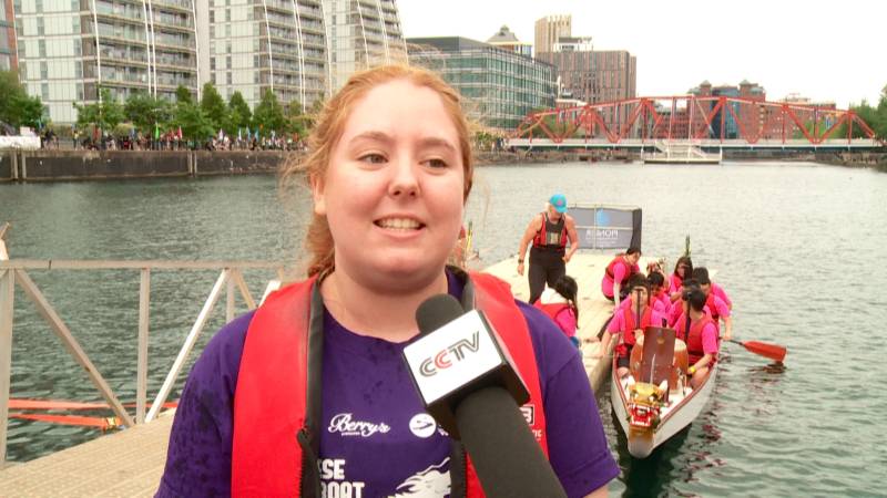 Kate Morgan, partecipante alla Dragon Boat Race, ha gareggiato per la prima volta come batterista e ha detto di essere più entusiasta di conoscere la cultura tradizionale cinese che di partecipare alla gara.
