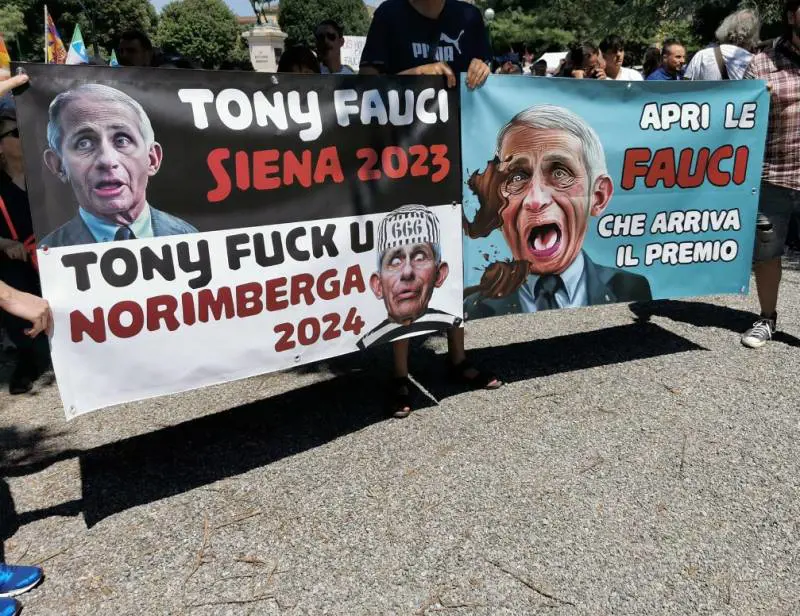Alcuni degli striscioni comparsi a Siena contro Anthony Fauci
