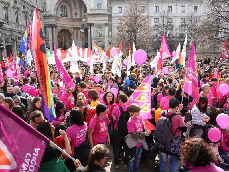 Coppie gay, ok del governo. Atti col solo papà biologico