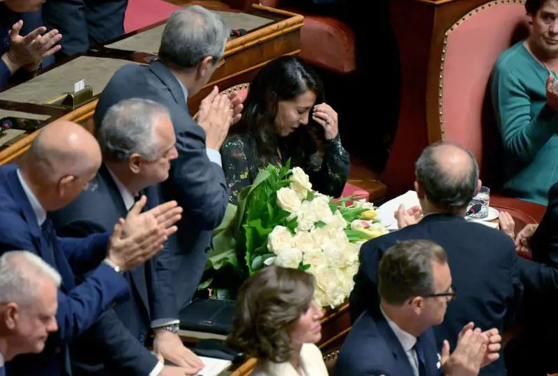 I fiori sul suo seggio e le lacrime in Aula. "Piangiamo Silvio grande uomo di pace"