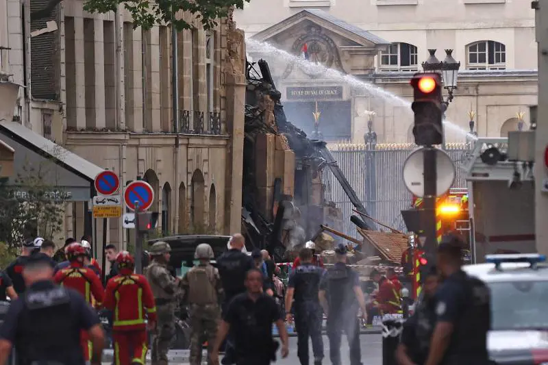 Incendio e crollo a un passo dalla Sorbona