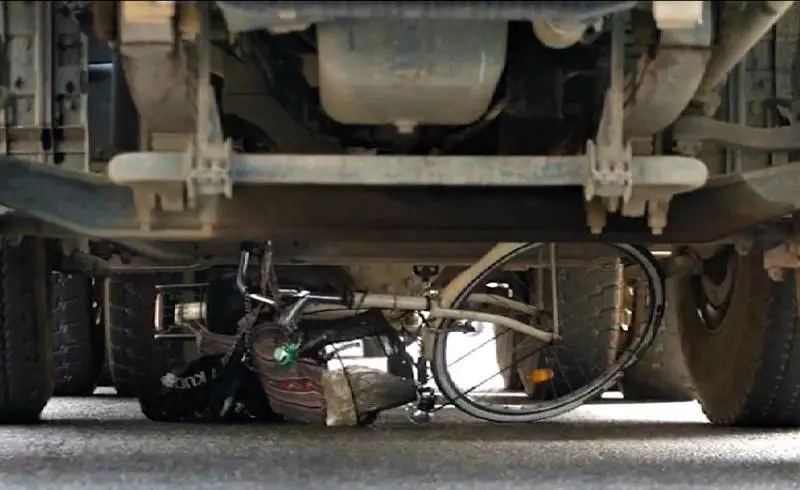 Travolta in bici da betoniera, 60enne in fin di vita: ennesima tragedia a Milano