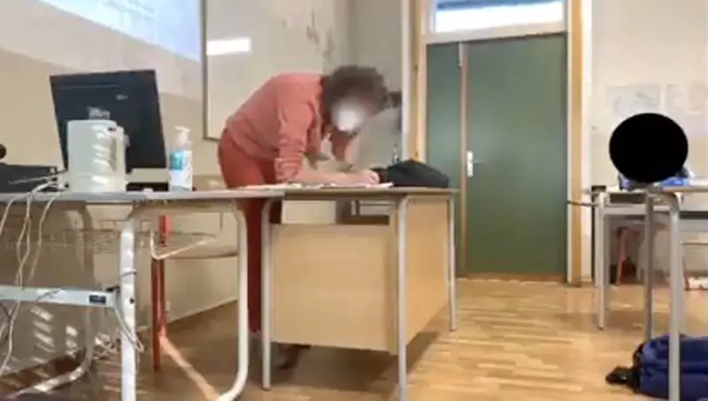 Promossi col 9 dopo gli spari alla prof. "Scrutinio da rifare"